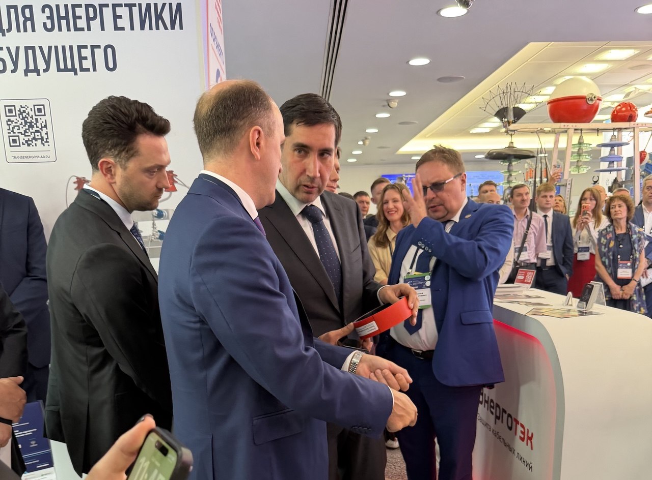 Грабчак и Ляпунов знакомятся с продукцией Энерготэк.jpg