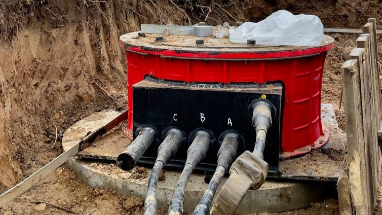 колодец для кабеля красный.jpg