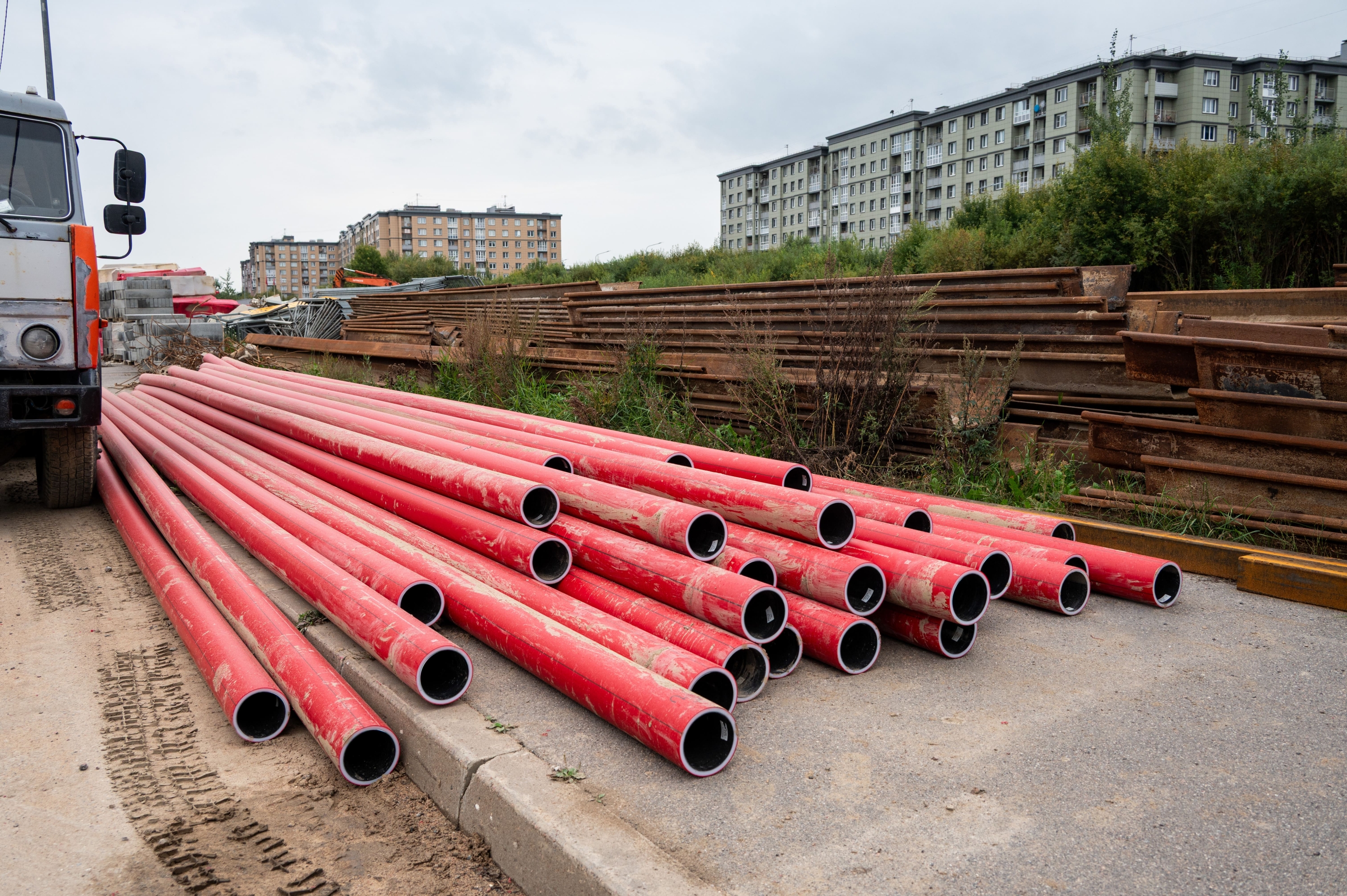 Красные трубы ПротекторФлекс для защиты КЛ Северской улицы.jpg